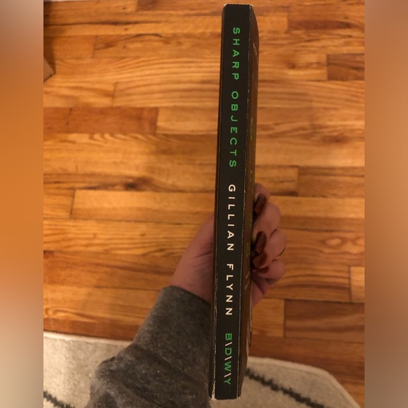 Sharp Objects by Gillian Flynn (Used Paperback) - Picture 2 of 2